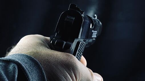 Policía murió tras recibir un disparo de otro gendarme en la Autopista General Rumiñahui.