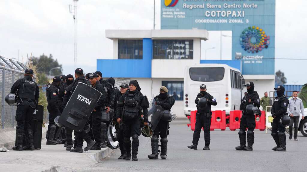 La policía se reúne en la cárcel de Latacunga