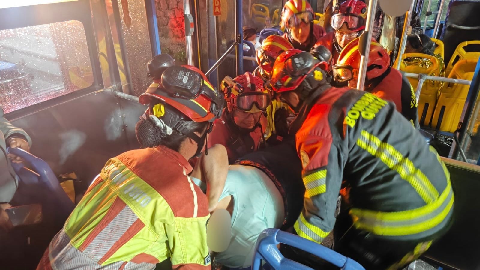 Bus chocó contra un muro al sur de Quito.