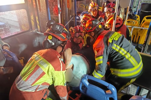 Seis heridos después que bus de pasajeros chocara contra un muro en Quito