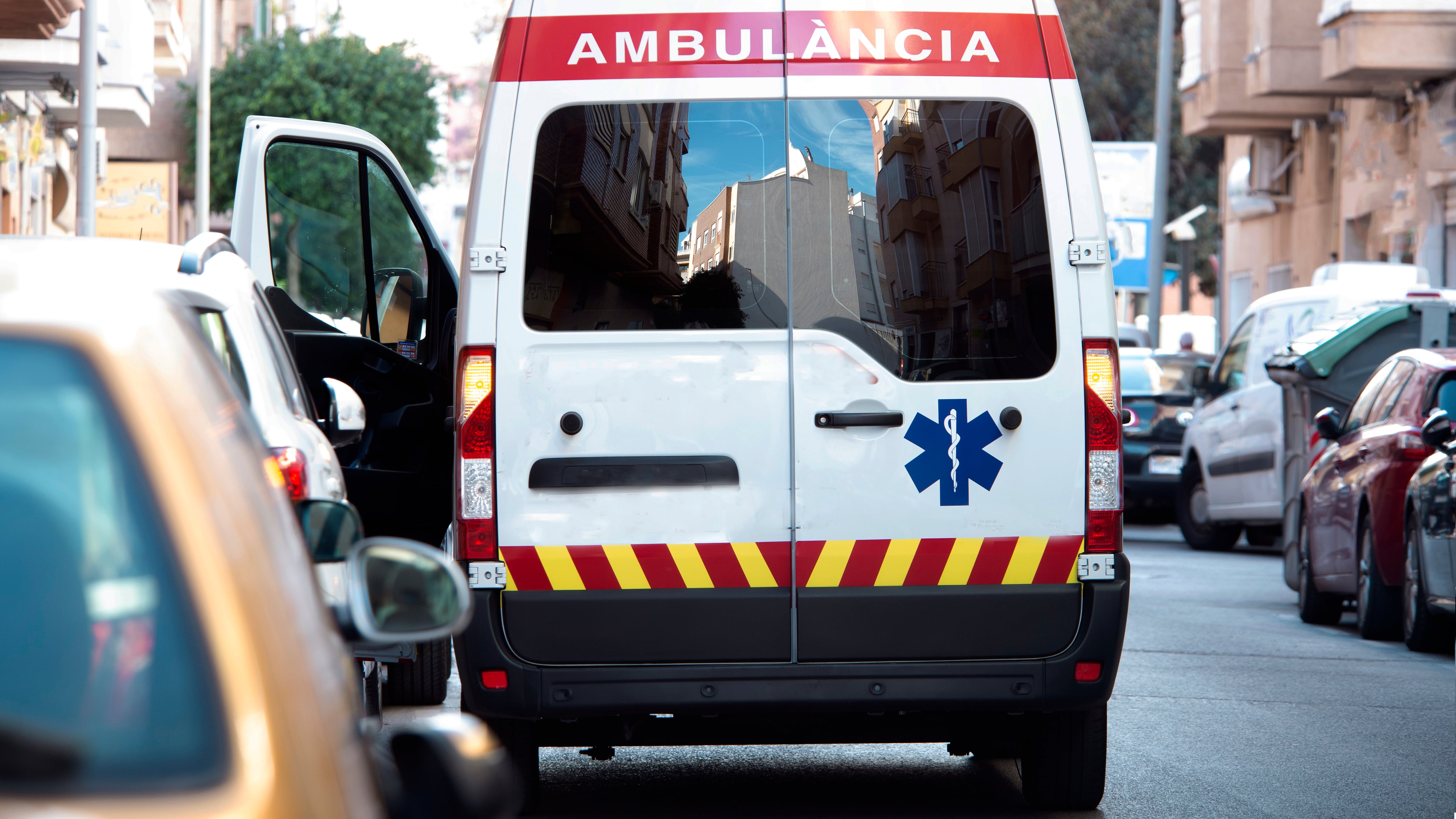 Mujer se lanzó desde un piso 13 con sus hijos en Francia