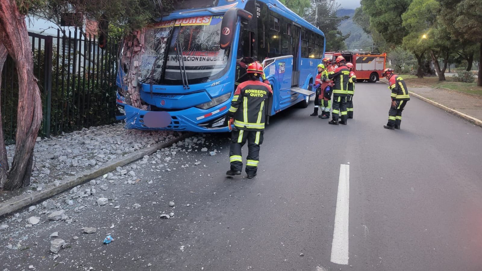 Una persona resultó herida tras choque de bus contra un poste en el norte de Quito - Fuente: Bomberos Quito
