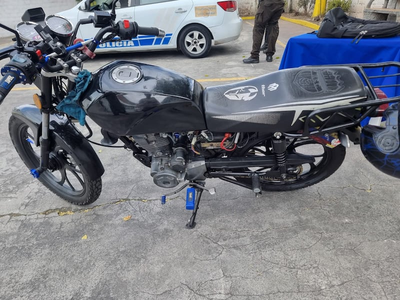 Frustran asalto de sacapintas a una mujer que salía de un banco en el sur de Quito