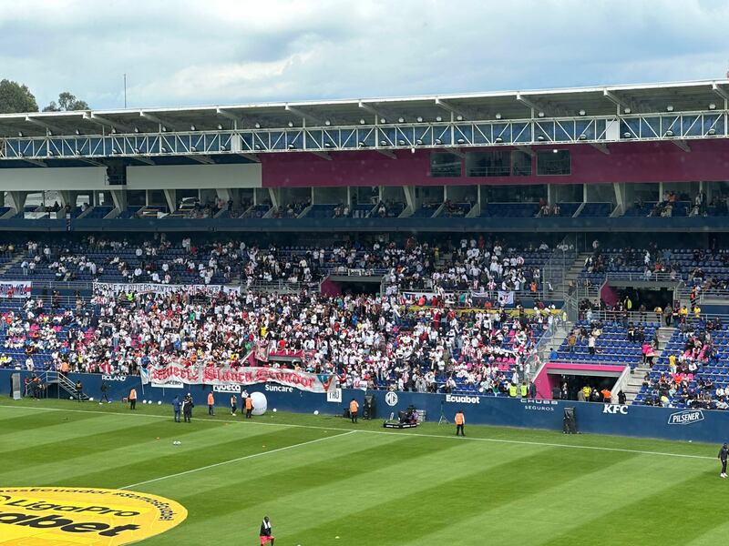 Hinchas de Liga de Quito en el Estadio Banco Guayaquil