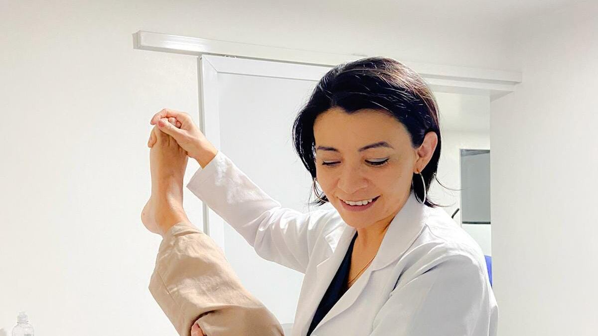 La doctora Eliana Caisapanta realiza un proceso de prehabilitación que prepara al paciente para una cirugía oncológica.