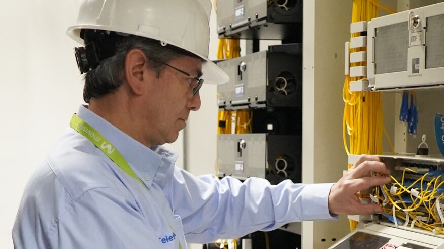 Desde sus centros de operaciones, Telefónica Movistar monitorea el uso de energías renovables