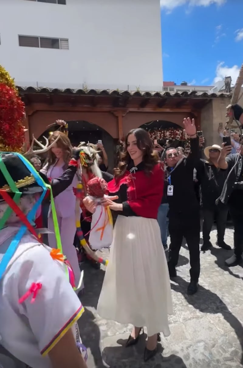 Miss Universo Fatima Bosch bailando música ecuatoriana.