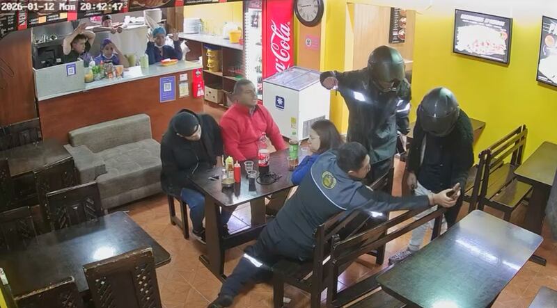 Los delincuentes exigieron claves de celulares y robaron dinero