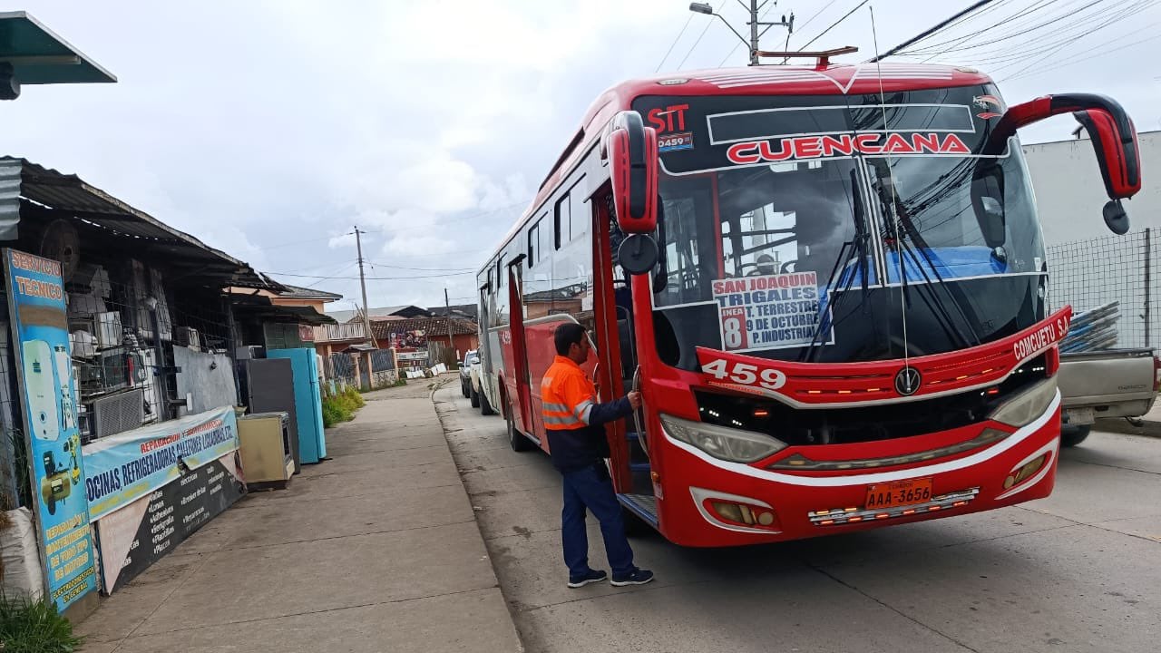 Bus urbano en Cuenca con control reforzado tras aprobación de plan obligatorio de mejoras.