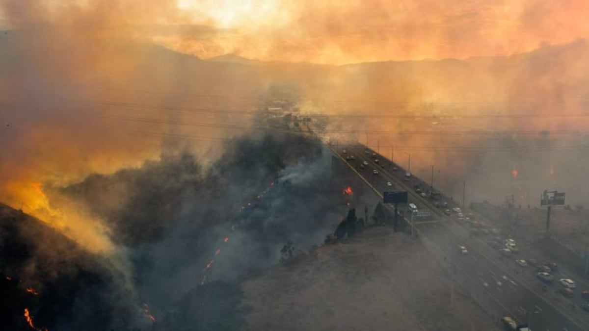 Por vía aérea y terrestre se tratan de controlar los incendios en Puembo y Pifo