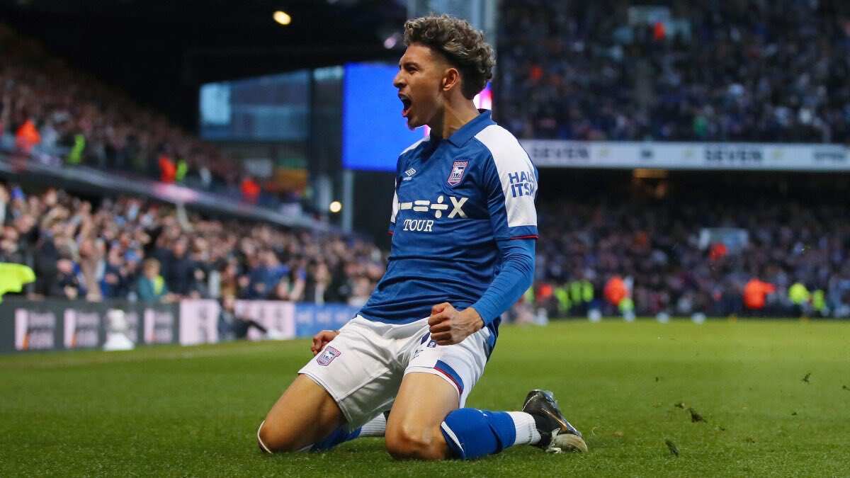 Jeremy Sarmiento festeja con el Ipswich