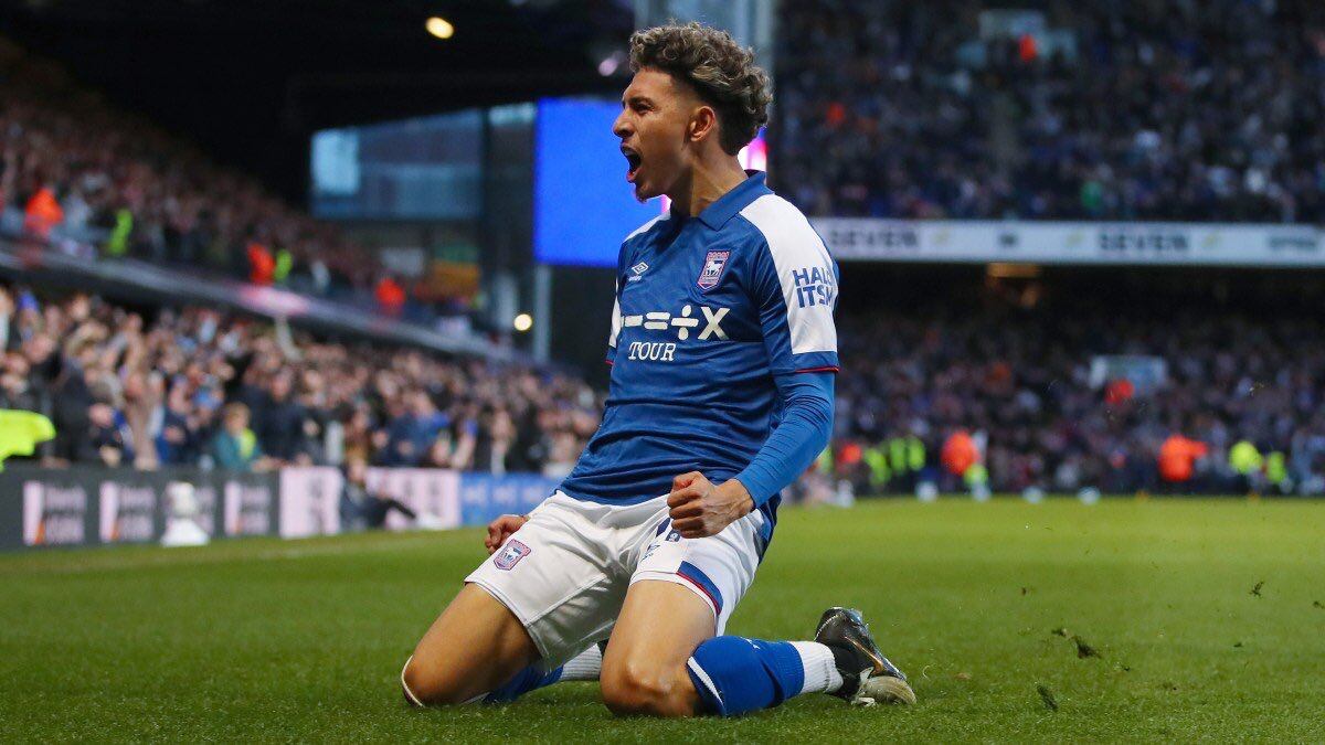 Jeremy Sarmiento festeja con el Ipswich