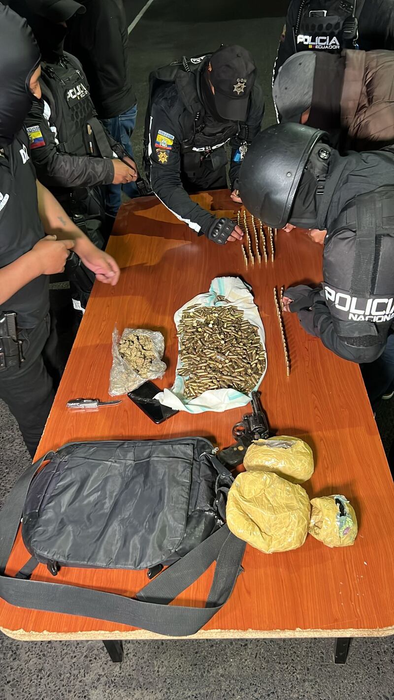 Presunto miembro de ‘Los Lobos’ fue aprehendido con una pistola y a bordo de una motocicleta.