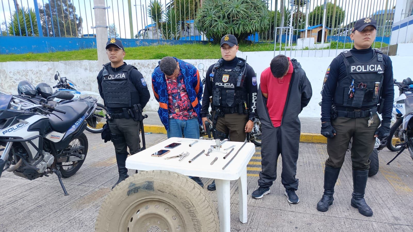 Sujetos roban llanta de emergencia, retrovisores y varios celulares en el norte de Quito
