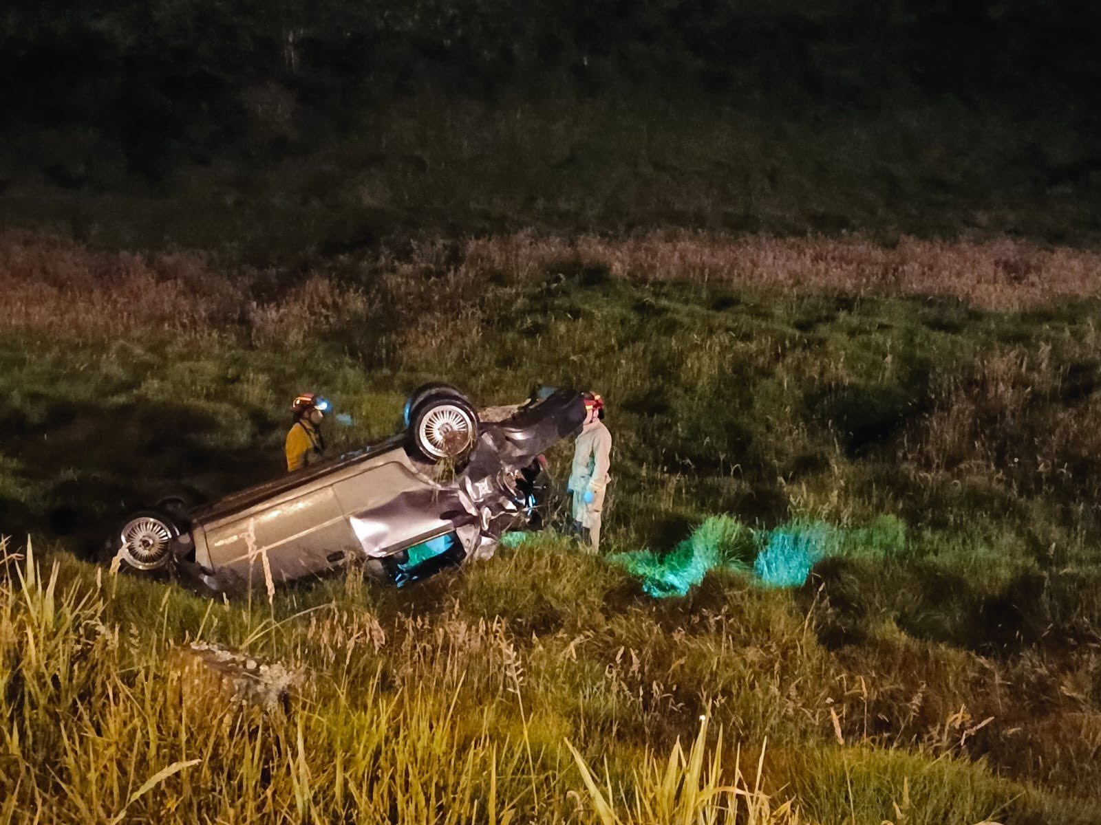 Vehículo volcado en Victoria del Portete