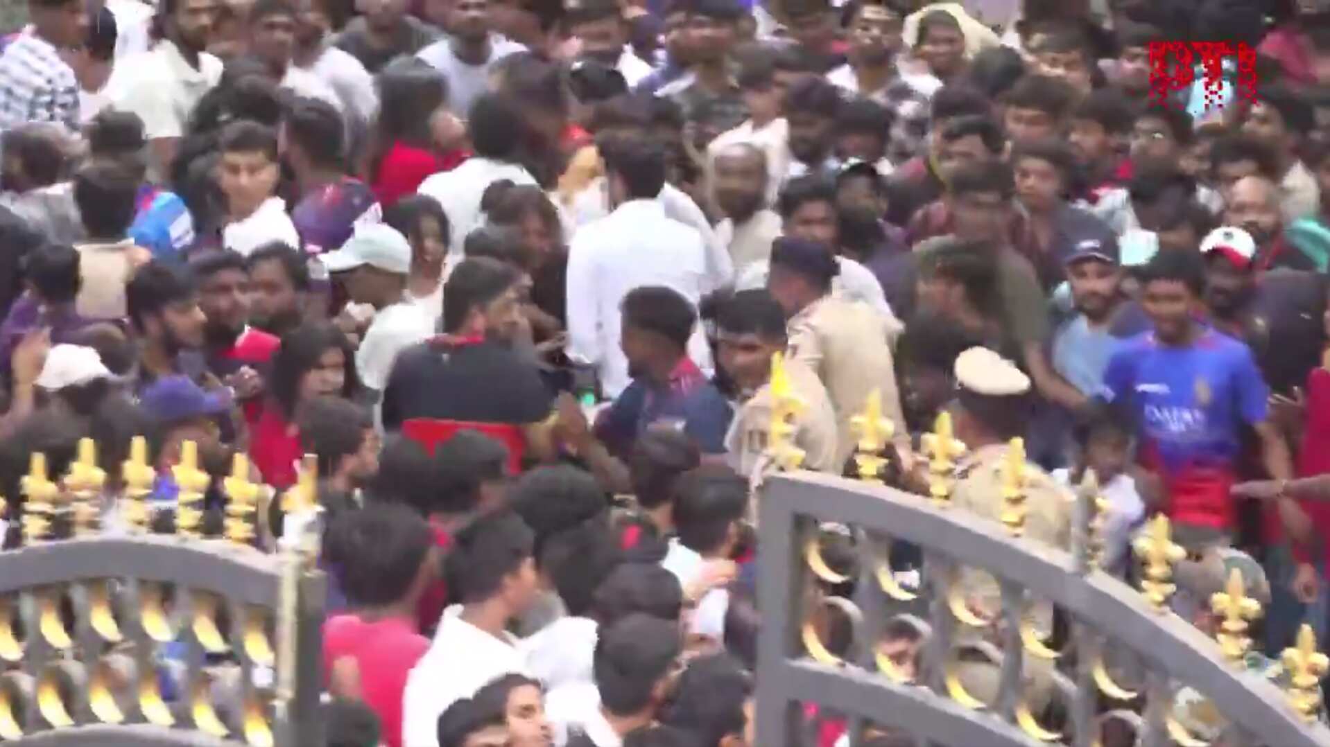 Once muertos tras estampida frente a un estadio de críquet en India - Fuente: Captura video de X