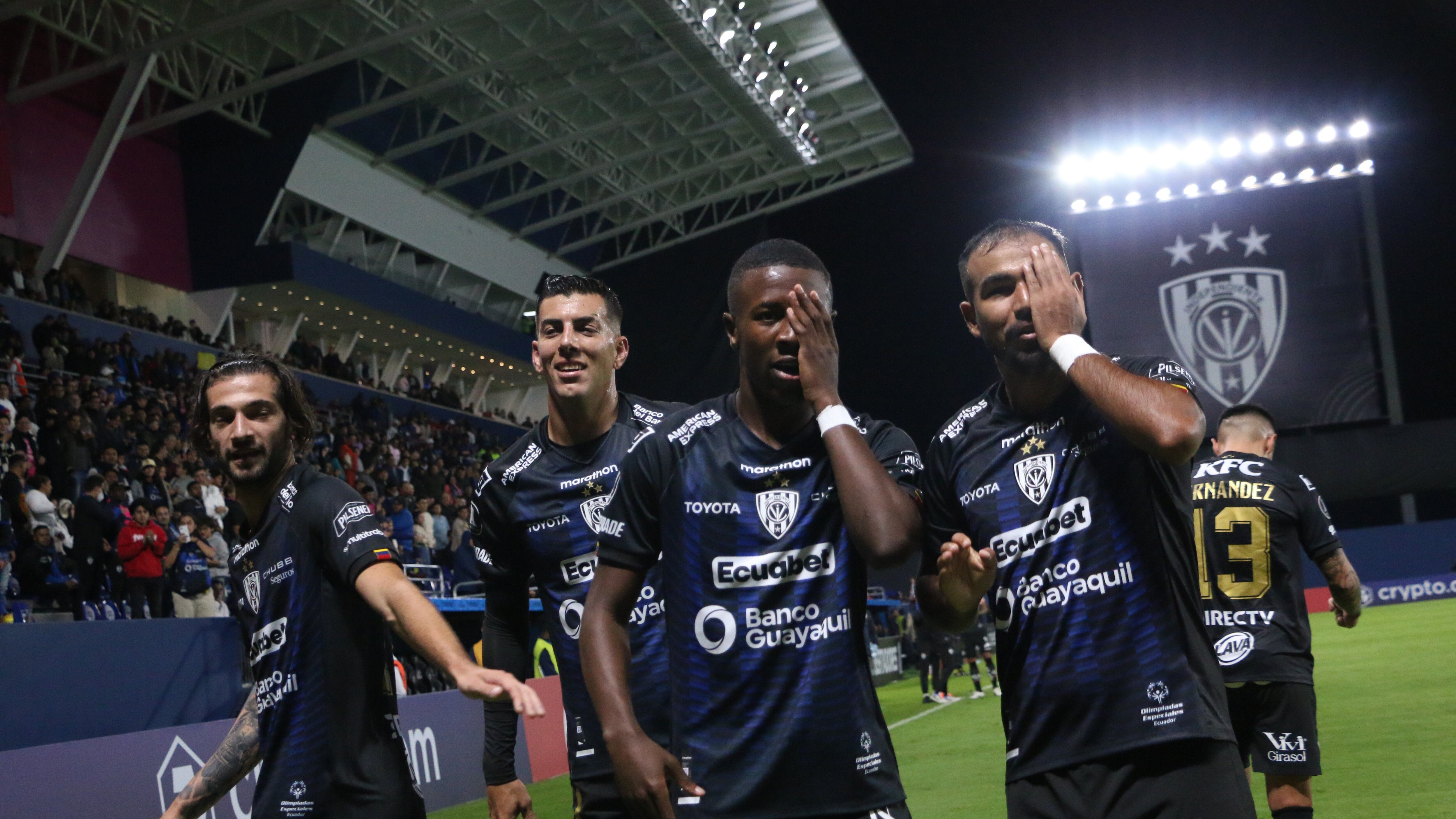 Alan Minda y Junior Sornoza con el IDV