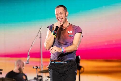 Chris Martin sufrió una dura caída durante un recital de Coldplay