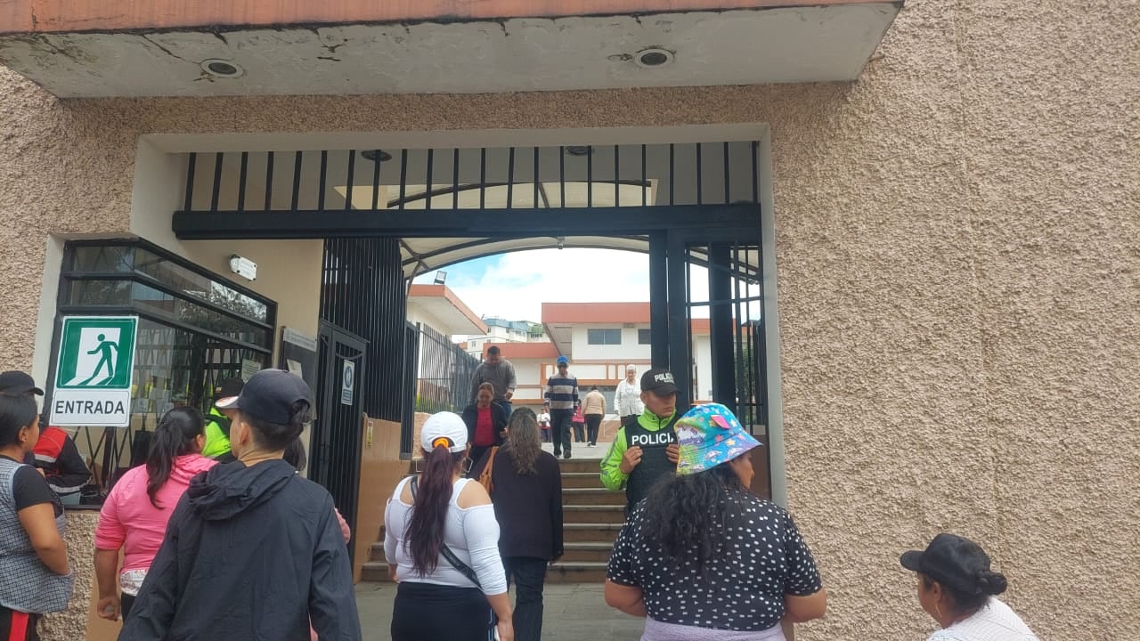 Mujer sorprendida tomando foto de su papeleta en Cuenca