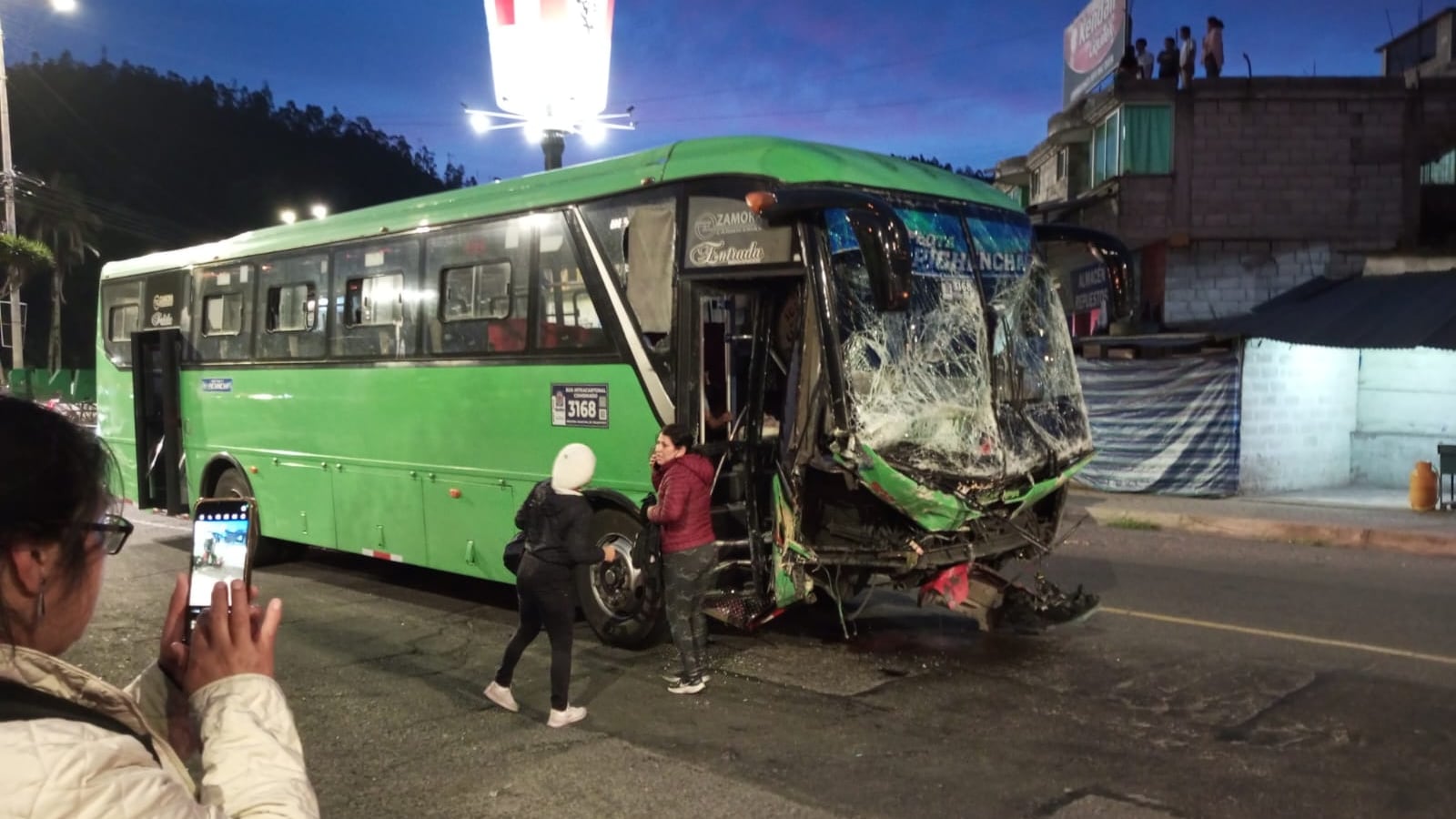 Cierre vehicular en la Simón Bolívar por accidente de tránsito en el redondel de Gualo