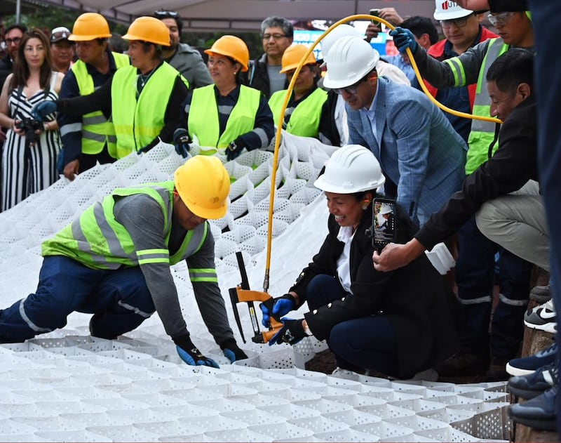 La construcción de 3,5 km con geoceldas evita el uso de unos 3.000 volquetes de material pétreo, reduciendo la presión sobre las canteras locales.