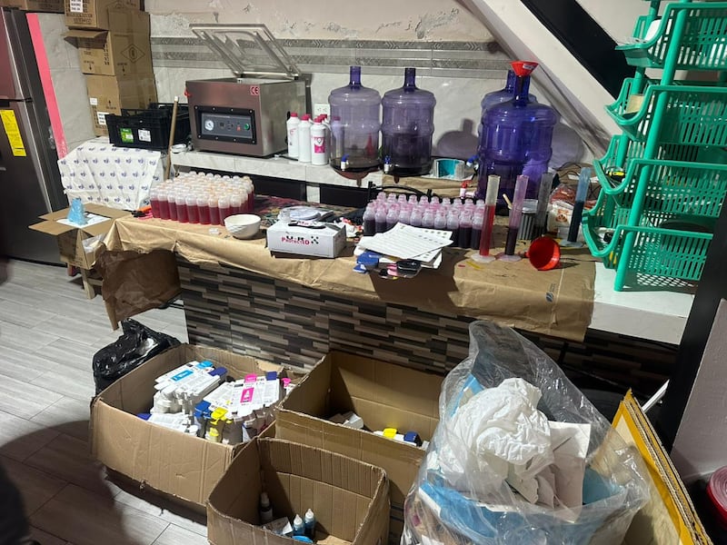 Desarticulan red que fabricaba tintas falsificadas de impresoras de marcas reconocidas en Quito. Foto: Policía Nacional