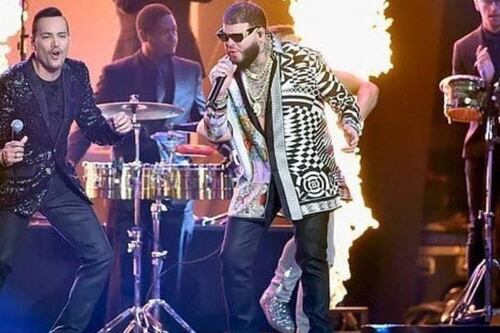 “Te voy a dar bien duro como Chris le daba a Rihanna”: Crece indignación por canción de Víctor Manuelle y Farruko con contenido machista