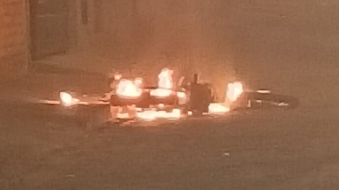 Así fue cómo capturaron a un presunto delincuente y quemaron su motocicleta en el sur de Quito