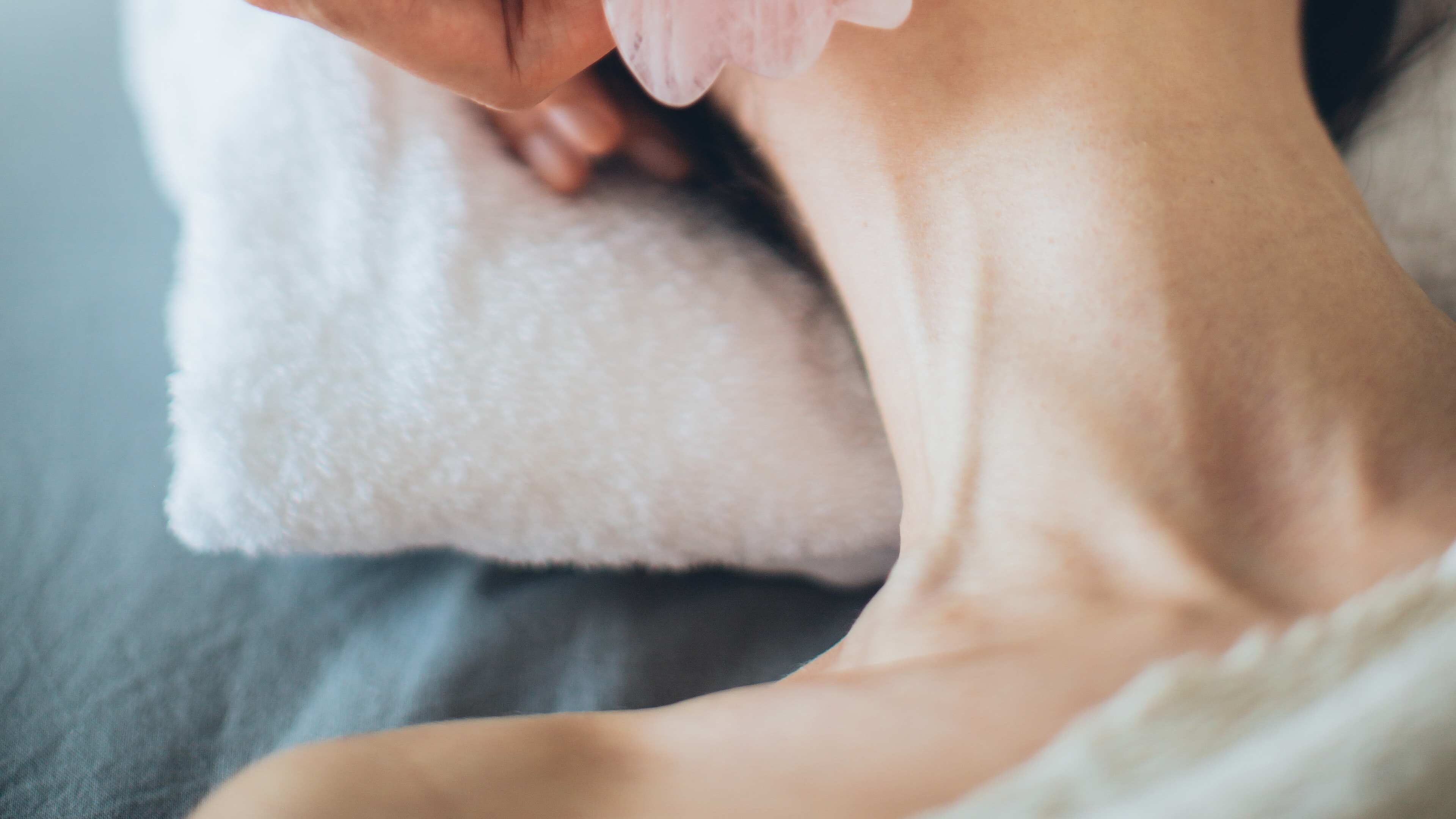 Conheça o Gua sha, técnica chinesa que melhora a circulação e o inchaço da pele