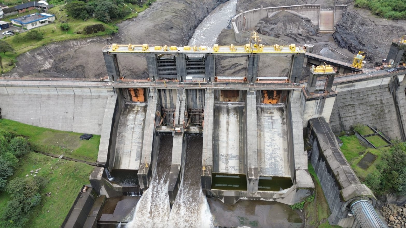 Centrales hidroeléctricas Agoyán y San Francisco