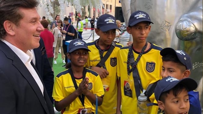Alejandro Domínguez comparte con niños ecuatorianos en el Árbol de los Sueños en Doha-Qatar.