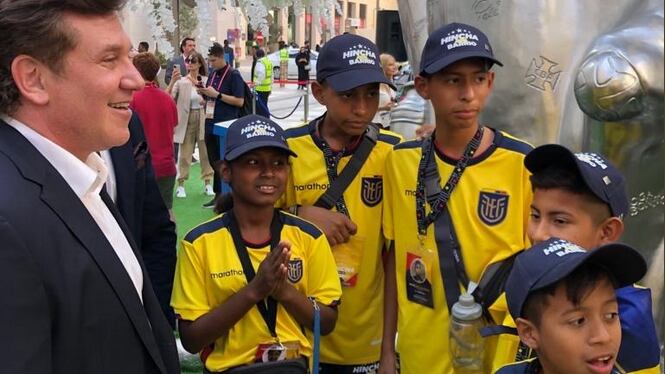 Alejandro Domínguez comparte con niños ecuatorianos en el Árbol de los Sueños en Doha-Qatar.