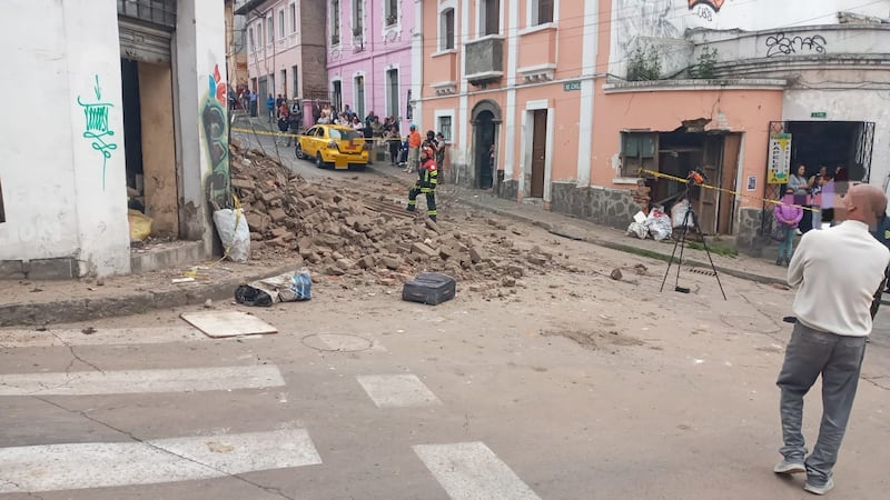 Colapsó una vivienda en el centro de Quito: dos personas fueron rescatadas