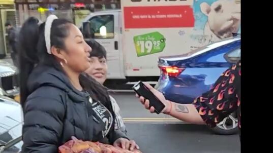 Quiteña vende cangrejos en New York