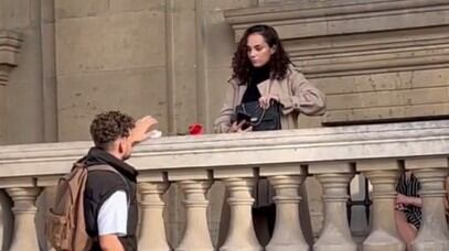 La reacción viral de una mujer ante una rosa que le regló un desconocido