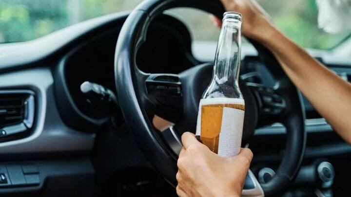 Mujer en estado de ebriedad estrelló su auto contra un letrero que decía ‘no conducir cuando beba’