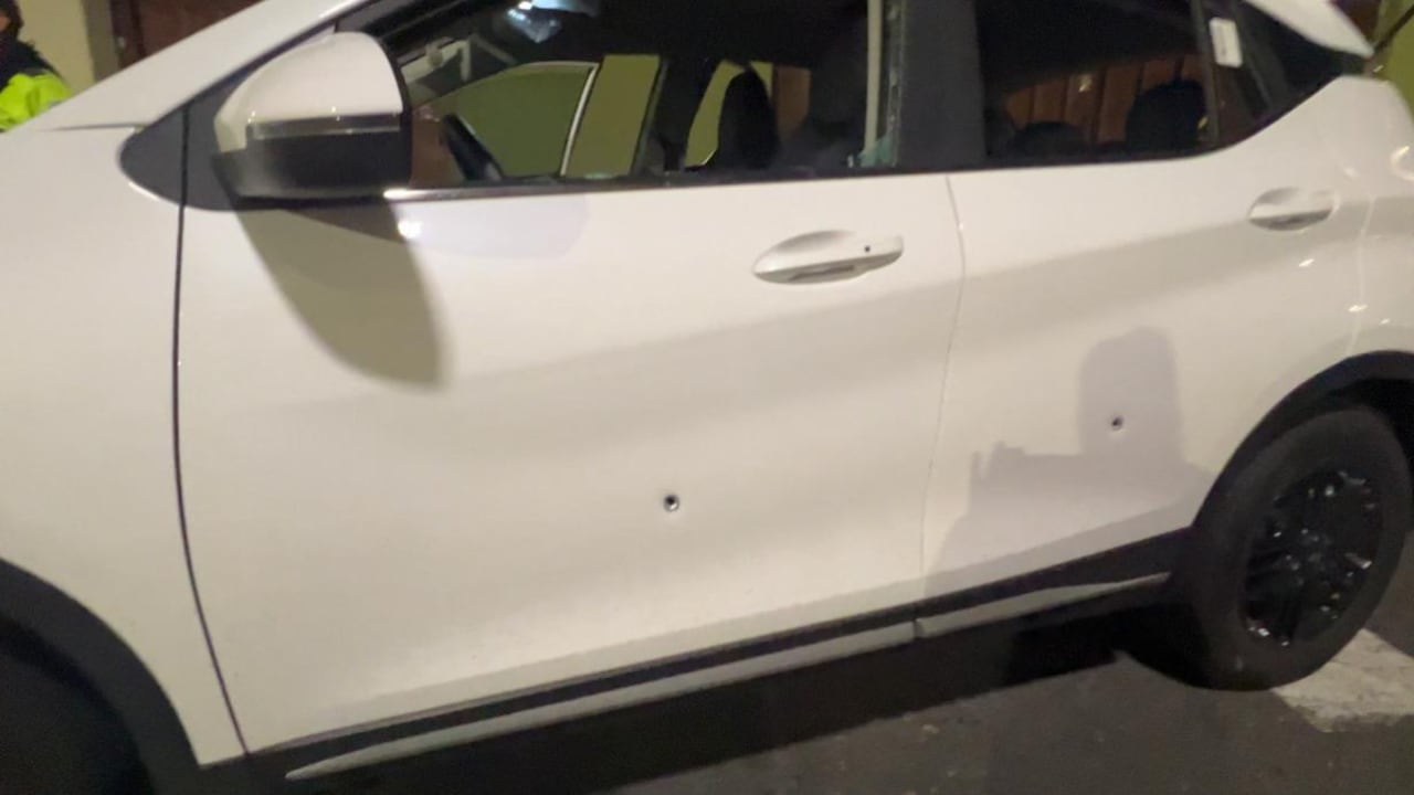 Sujetos que robaron vehículo se enfrentaron a bala con la Policía en el centro de Quito. Foto: Policía Nacional