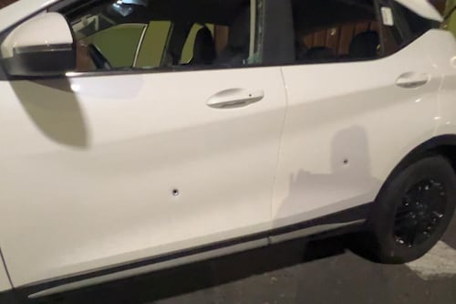 Sujetos que robaron vehículo se enfrentaron a bala con la Policía en el centro de Quito