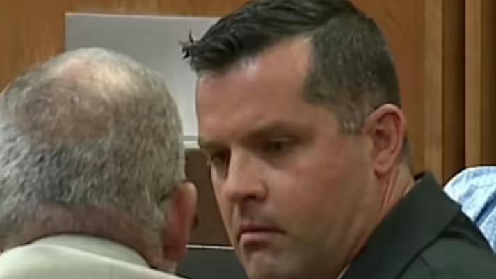 Hombre dejó morir a su hija de dos años mientras él bebía y veía pornografía