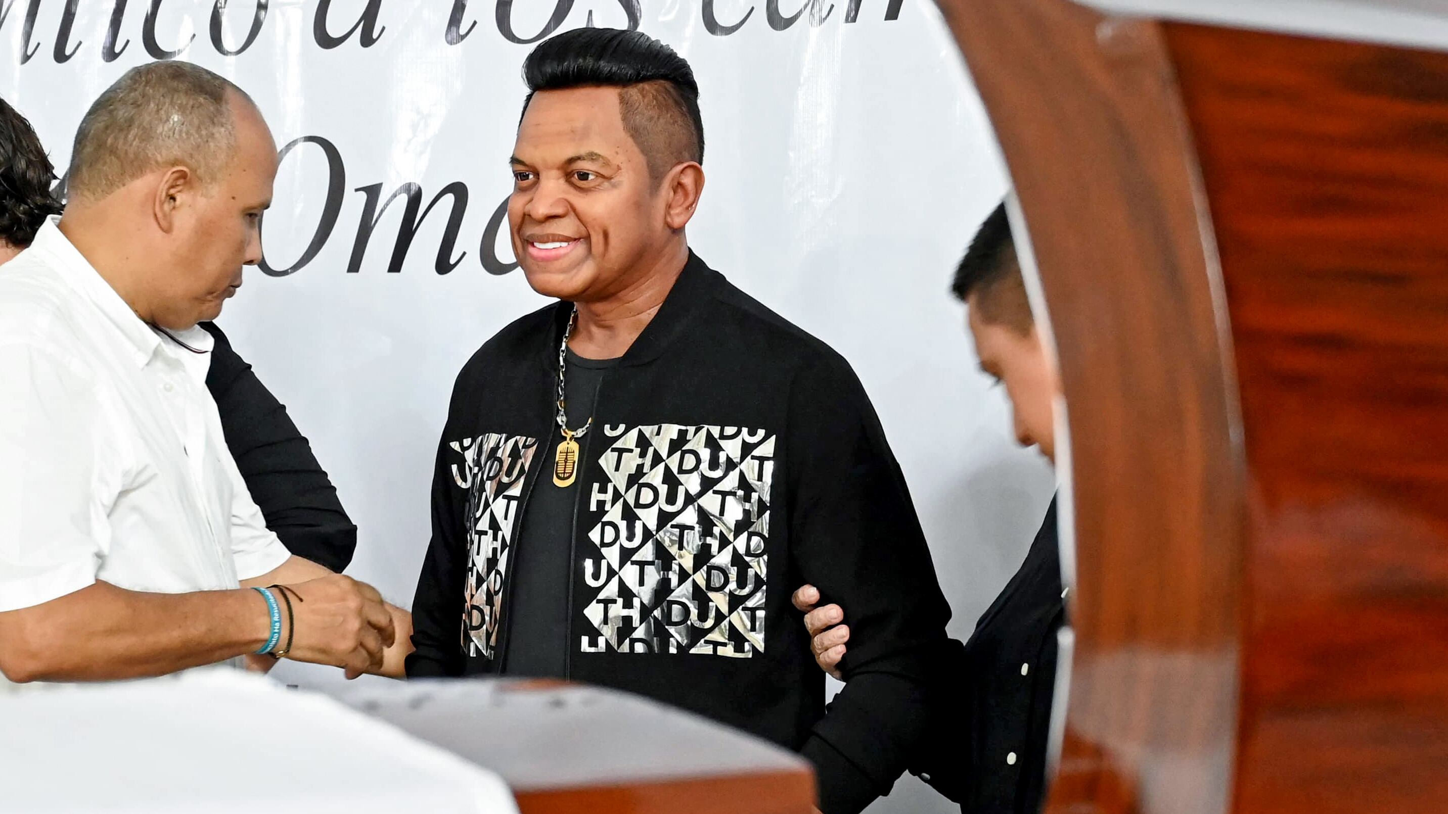 Familiares asisten a la velación del cantante Omar Geles