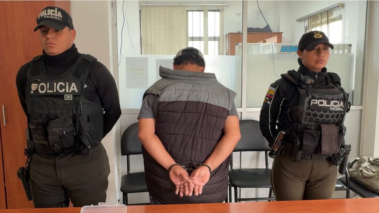 Lo que era un control terminó en hallazgo de arma y droga en local de zapatos en Quito