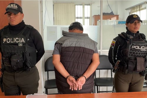 Lo que era un control terminó en hallazgo de arma y droga en local de zapatos en Quito