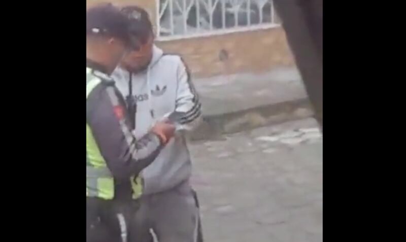 Captan agente de tránsito corrupto en Quito