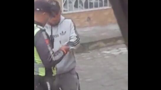 Captan agente de tránsito corrupto en Quito