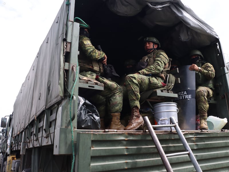 Convoy Humanitario de 1000 efectivos militares y policiales, organizado por el Bloque de Seguridad que se desplaza a de Imbabura, desde el aeropuerto de Tababela, para abastecimiento de la Provincia que lleva más de 21 días de paro convocado por la Conaie.
John Reimberg, Ministro del Interior y el Jefe de operaciones Gral.de Brigada Ricardo Cajas Matute
Fotos : API / Rolando Enríquez