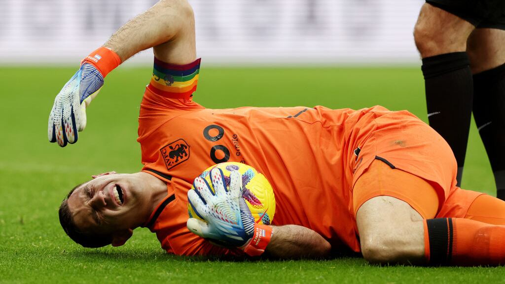 Dibu Martínez salió de cambio al minuto 35.