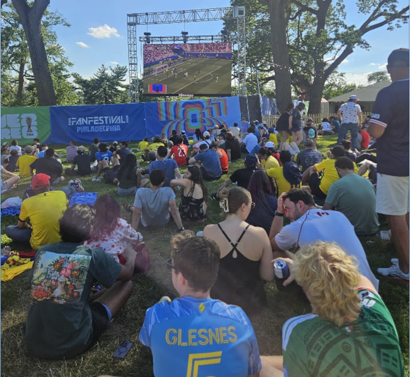 Cientos de hinchas disfrutan de los partidos del mundial en las pantallas gigantes del Fan Fest y mientras disfrutan de bebidas y ricos alimentos.