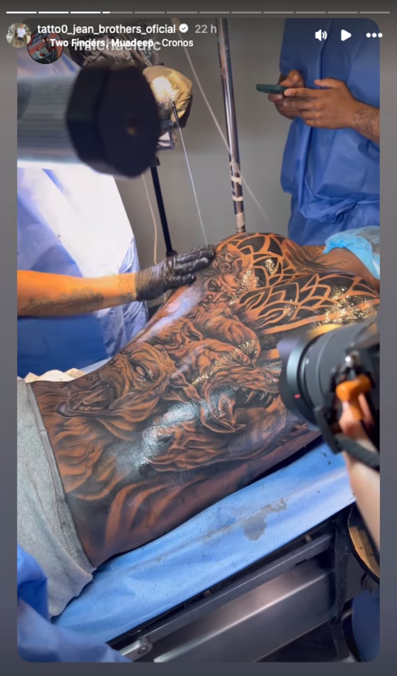 Así fue el antes y después del tatuaje (espalda completa) de Michael Morales