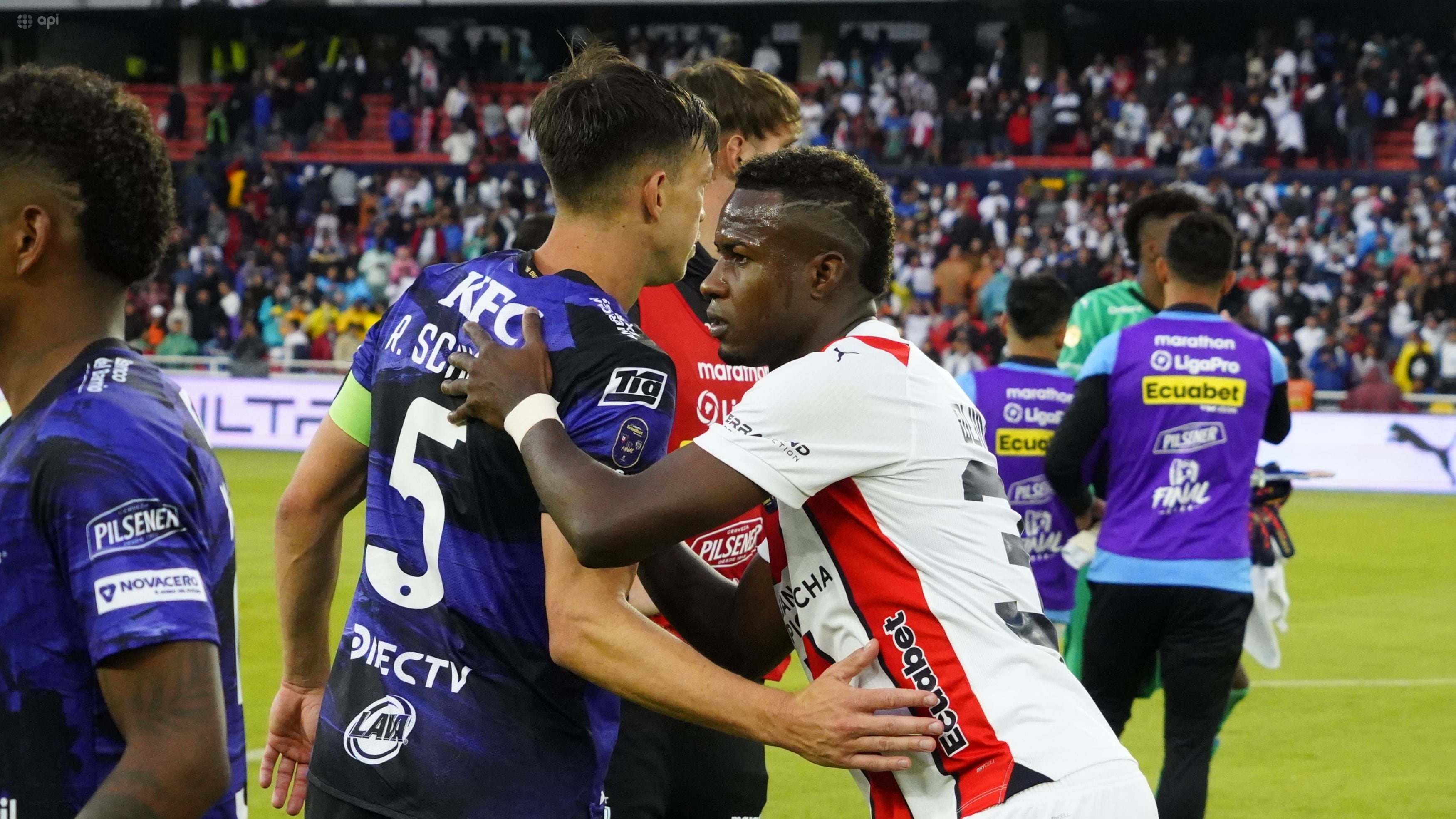 Richard Schunke y Daniel De La Cruz en un abrazo en la final