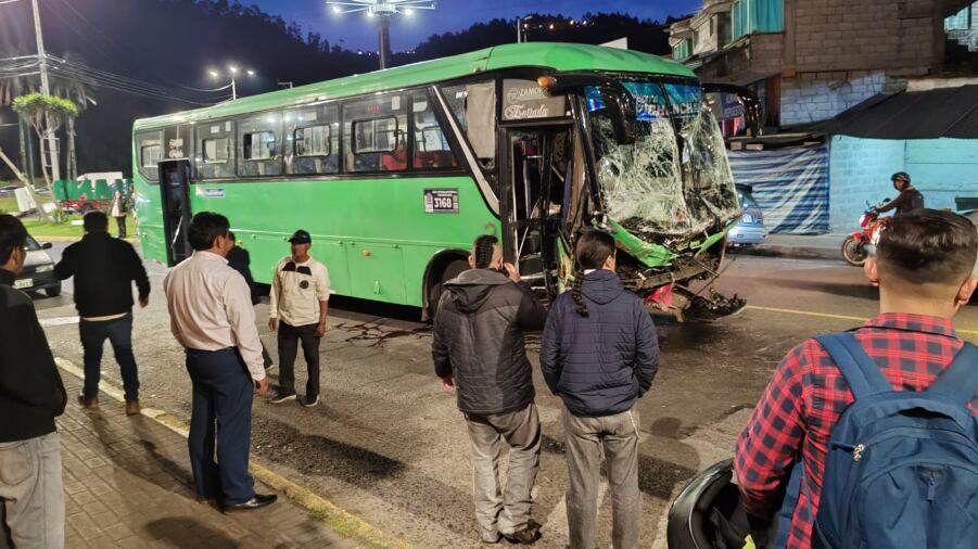Accidente de tránsito en la Av. Simón Bolívar deja 15 heridos en Gualo, Quito